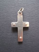 ancienne petite croix ,en métal blanc.avec chaine 55 cm 