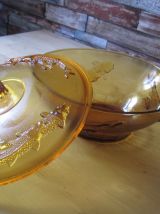 1 saladier soupiere  en verre  décor relief de poissons 