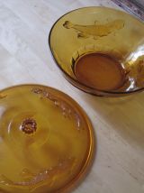 1 saladier soupiere  en verre  décor relief de poissons 