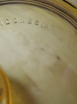 1 saladier soupiere  en verre  décor relief de poissons 