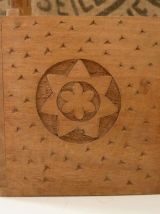 Jolie boîte à sel en bois sculpté, motifs floraux.