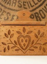 Jolie boîte à sel en bois sculpté, motifs floraux.