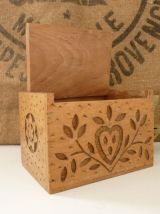 Jolie boîte à sel en bois sculpté, motifs floraux.