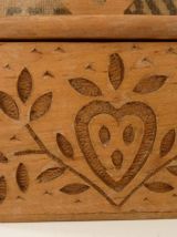 Jolie boîte à sel en bois sculpté, motifs floraux.