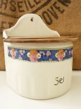 Ancienne boîte à sel en céramique et couvercle en bois. 
