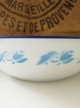 Grand saladier en métal émaillé, décor poisson