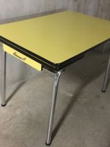 Table en formica jaune années 60