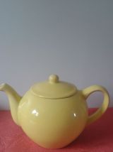 Théière en céramique jaune