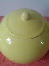 Théière en céramique jaune
