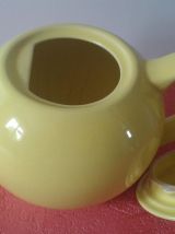 Théière en céramique jaune