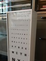 Echelle d'acuité visuelle vintage lumineuse