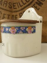 Jolie boîte à sel en céramique et couvercle en bois