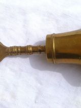 decapsuleur forme  cloche en laiton , ancien