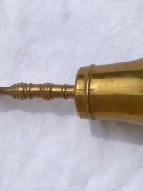decapsuleur forme  cloche en laiton , ancien