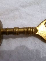 decapsuleur forme  cloche en laiton , ancien