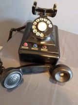 ancien téléphone en bakélite noire années 40