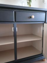 Buffet en pin noir relooké 