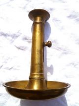 bougeoir  a poussoir  en laiton , vintage