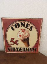 Deux plaques en métal hot dog et cones à la fraise.