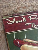 Deux plaques en métal hot dog et cones à la fraise.