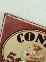 Deux plaques en métal hot dog et cones à la fraise.