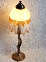 Lampe laiton art nouveau, lampe de chevet abat-jour perles.