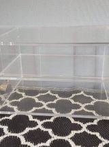 table plexiglas de marque Marais avec roulettes dorées 