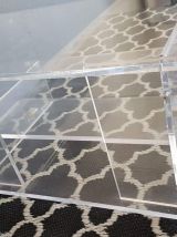 table plexiglas de marque Marais avec roulettes dorées 