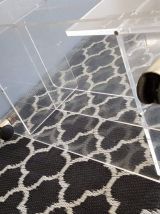 table plexiglas de marque Marais avec roulettes dorées 