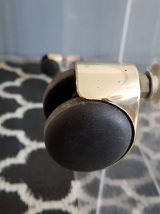 table plexiglas de marque Marais avec roulettes dorées 