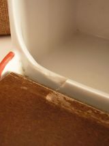 Jolie boîte à sel en céramique blanche et rouge et couvercle