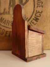 Boîte à sel en bois, avec accroche murale