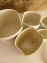Série de 5 pots à épices en faïence, estampillé Yvonne