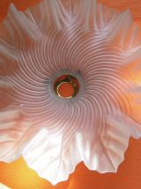 Abat jour ART NOUVEAU  en verre moulé et griffe en laiton