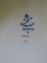 Paire de tasses et assiettes en porcelaine allemande