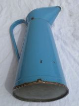 broc  en  tole  émaillée  bleu,  vintage