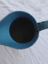 broc  en  tole  émaillée  bleu,  vintage