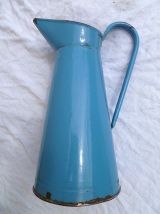broc  en  tole  émaillée  bleu,  vintage