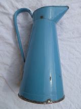 broc  en  tole  émaillée  bleu,  vintage