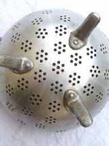 Passoire  en  aluminium  ,  vintage