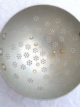 Passoire  en  aluminium  ,  vintage