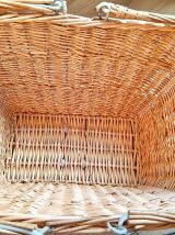 Panier en osier avec anses. 