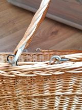 Panier en osier avec anses. 