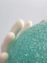 grande lampe mains céramique avec globe bleu en polymère 