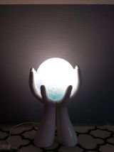 grande lampe mains céramique avec globe bleu en polymère 
