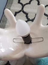 grande lampe mains céramique avec globe bleu en polymère 