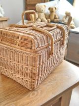 Joli vanity, valisette en osier. 