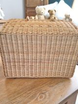 Joli vanity, valisette en osier. 