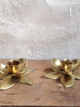 Paire de bougeoirs fleurs en laiton