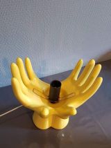 lampe mains en céramique jaune avec globe opaline blanche
